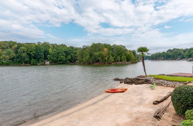 HUGE Lake Mansion w/Beach + 2 Great Rooms + Movie Thtr + Dock + Boat Avail