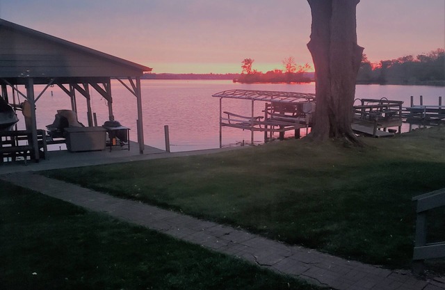 Huge Lakehouse With Spectacular Waterfront Views