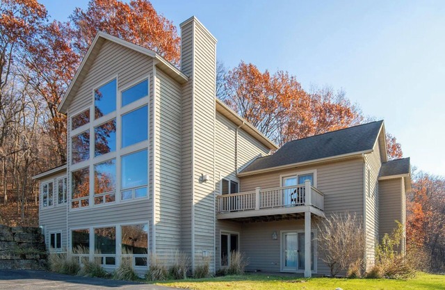 Huge Luxury 4-Bedroom Home! Stunning views! Walk-in Shower, Hot Tub, Fire Pit.