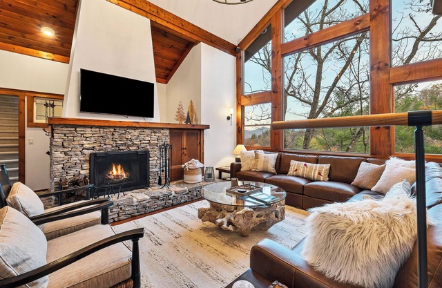 HUGE MTN VIEWS 4 BR/3Bath with Hot Tub, WiFi, Pool Access