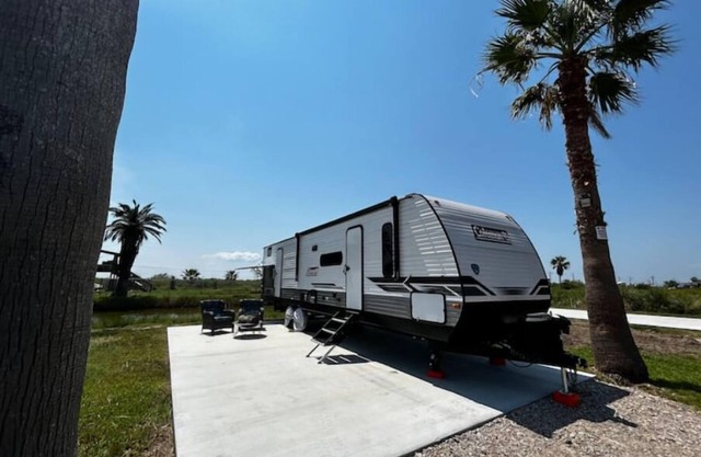 Huge RV w/4 bed Bunkhouse close to the beach!
