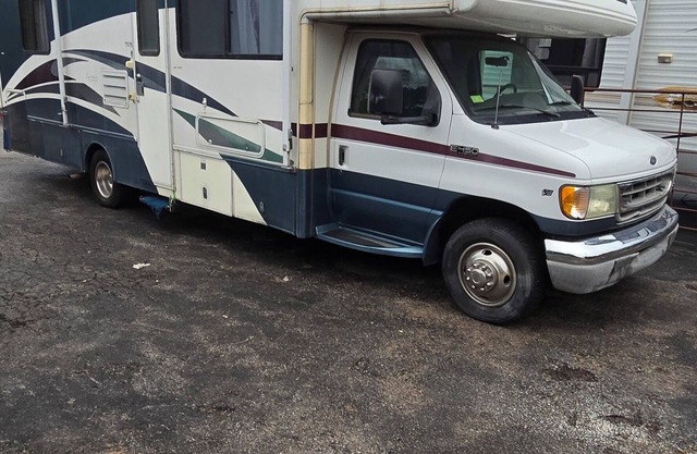Huge Updated RV that sleeps 8 in enchanting Spicewood. Pool, Hot tub, Steam room