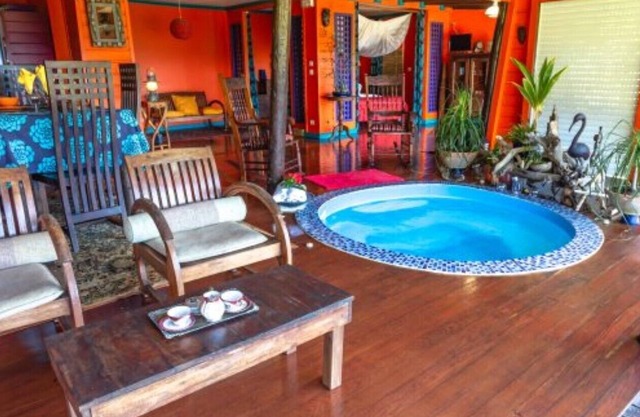 Hummingbird bungalow with heated punch bowl and massage jet