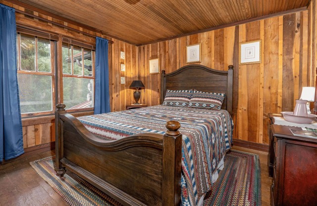 Hummingbird Suite - Queen Room - 1st level