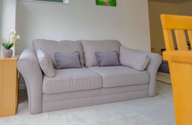 Humphreys Lodge - 26 Humphreys Road · Artistic & Modern Design Humphreys Lodge