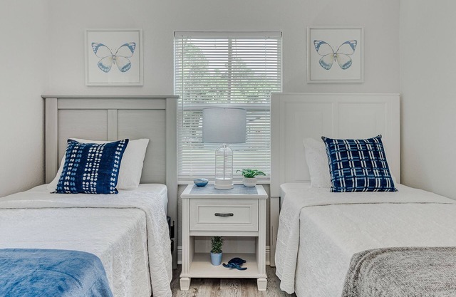 Hunter Lake Cottage w/Parking, AC & W/D ~ Dogs are Welcome