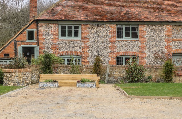 HUNTS FARM COTTAGE, pet friendly, with open fire in Henley-On-Thames