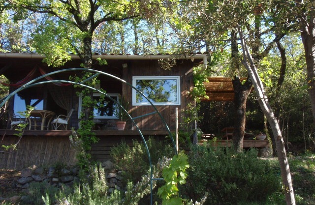 "Hut" in the Cevennes National Park, Internet 24h/24, pool.