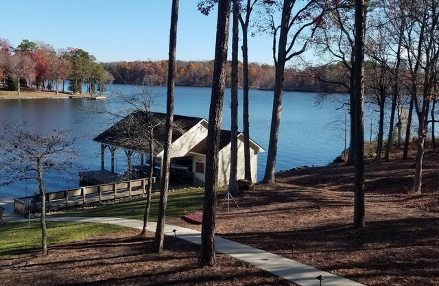 Hyco Lake family getaway!! Fantastic VIEWS of LAKE.