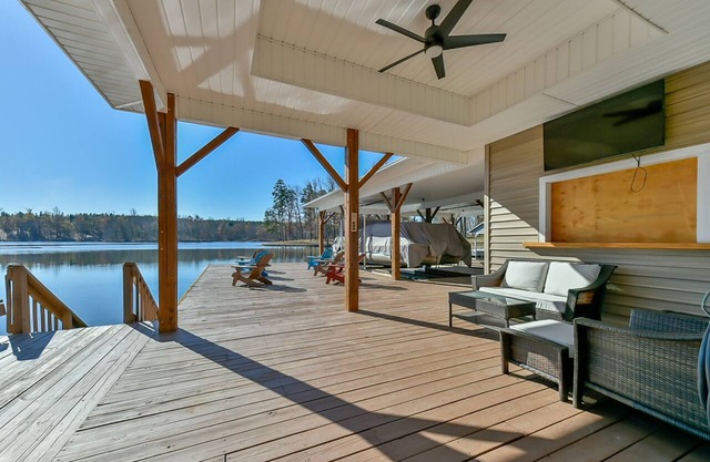 Hyco Lake’s Crystal Haven, Hot-tub, Large Dock