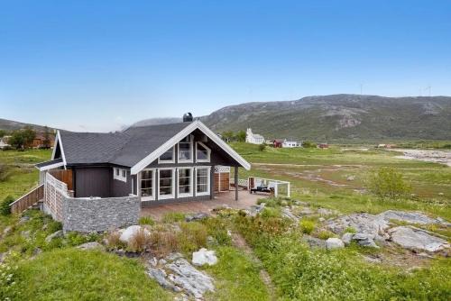 Hytte ved havet på Brensholmen, nær Sommarøy, Tromsø