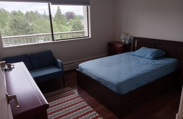 I bdrm apartment near skytrain