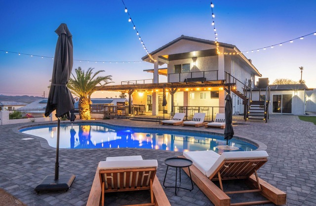 Iconic Lakeviews w/Pickleball, Pool & Hot Tub, Firepit, near marina