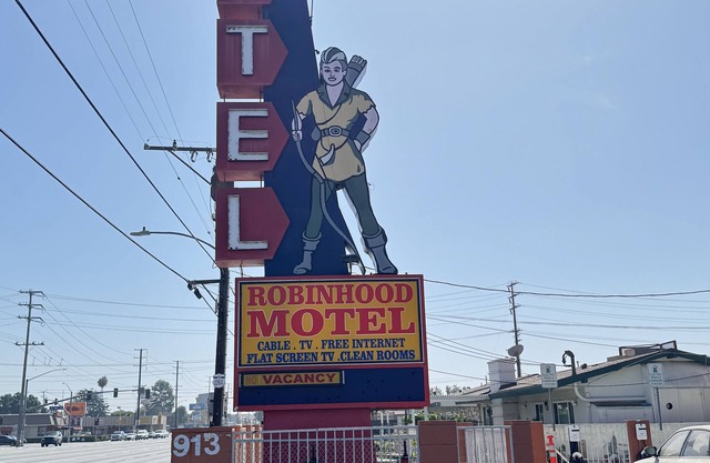 Iconic motel on Beach Boulevard only 5 mins from Knotts Berry Farm and Soak City