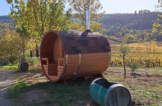 IDEAL COTTAGE WITH PRIVATE POOL IN SUMMER AND SAUNA - JACUZZI IN LOW SEASON.