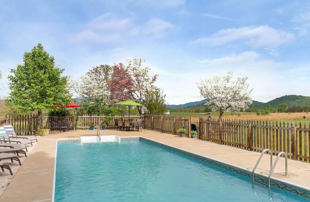 Ideal for a large family, few couples, or girlfriends to spend a long weekend/mountain getaway