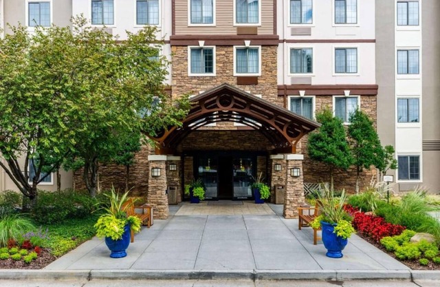 Ideal Mix of Comfort and Value! Full Kitchen, Swimming Pool, Free Breakfast!