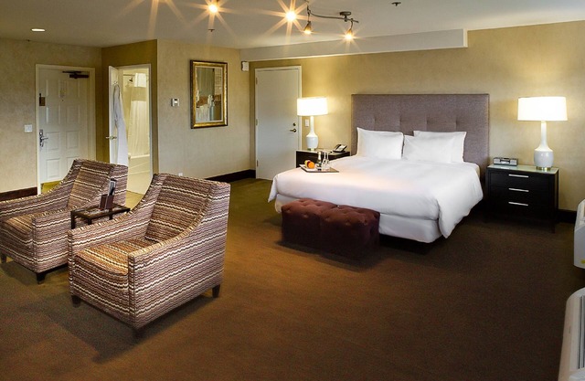 Ideal Mix of Comfort and Value! Free Parking and Breakfast, Onsite Pool