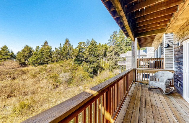 Ideal retreat by the beach with deck, full Kitchen, high-speed WiFi, private W/D