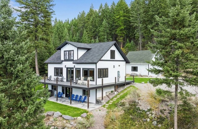 Idyllic 5BD Montana Home w/private hot tub, fire pit & amazing views! Sleep 8!
