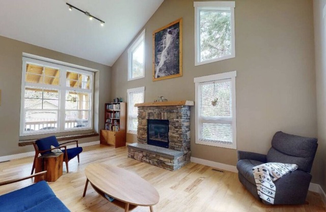 Idyllic Brackendale Family Home w/ Hot Tub