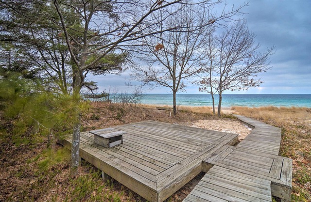 Idyllic Northport Cottage, Walk to Lakeside!