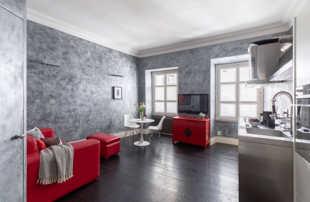 iFlat | A Sparkle of Red in Trastevere