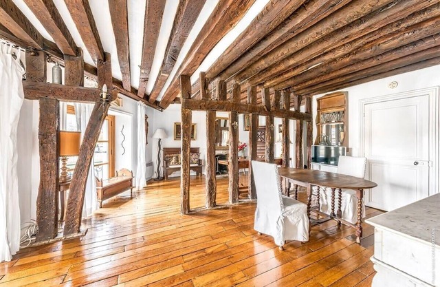 Ile Saint Louis - Quai d'Orleans 2bdr by B'Your Home