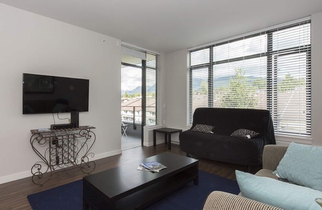 Immaculate 2 Bedroom Lower Lonsdlae