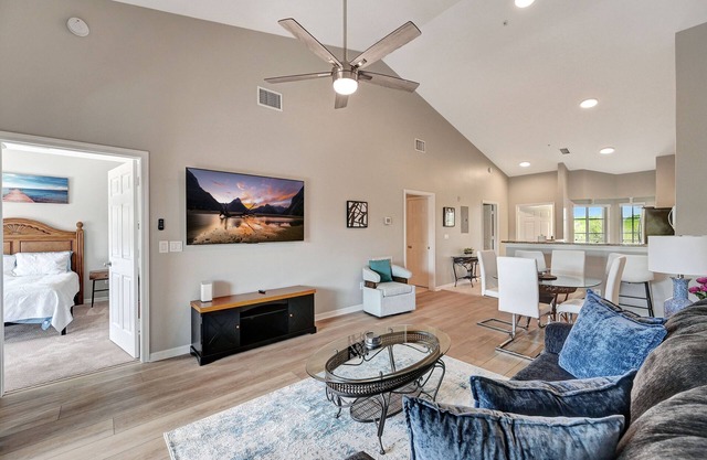 Immaculate 2 Bed/2 Bath Resort Condo in Naples. Close to Marco Island!
