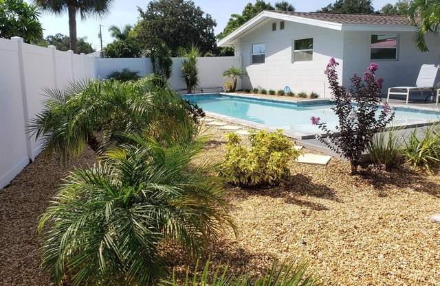 Immaculate, 3 bedroom, 2 bath Close to Siesta Beach, with HEATED POOL