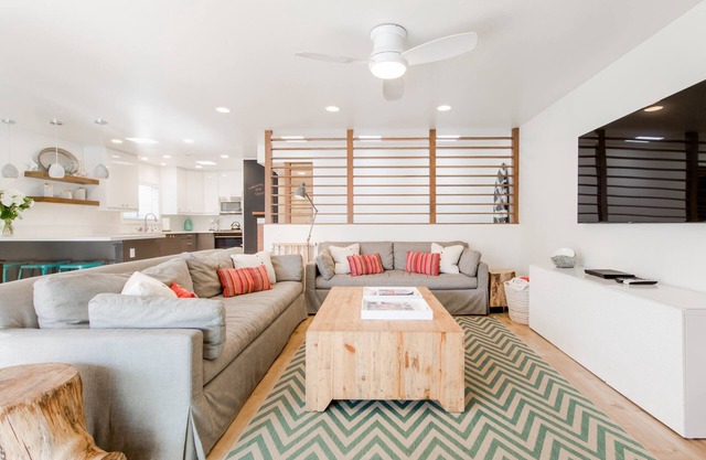 Immaculate, beautiful duplex with AC, bikes and beach gear - steps to sand!