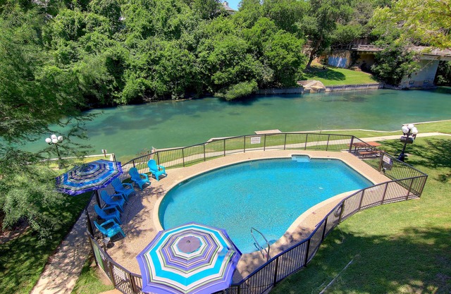 Immaculate Comal riverfront! Across from Schlitterbahn! Pool & river access!