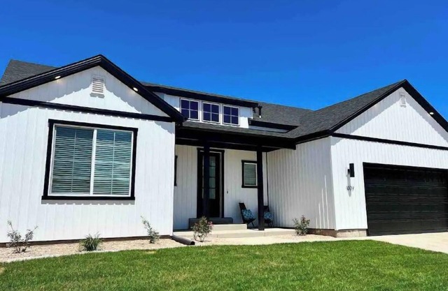 Immaculate huge home with a private pickleball court close to national parks