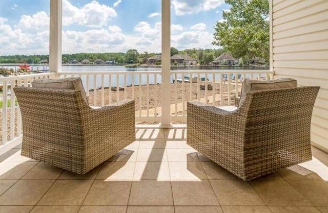 Immaculate Home - Breathtaking Waterfront