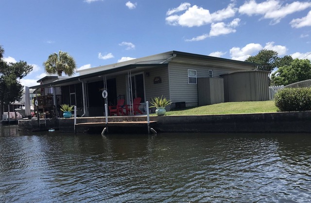 Immaculate Waterfront Cottage