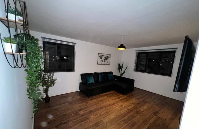 Impeccable 2-Bed Apartment in Grays, London