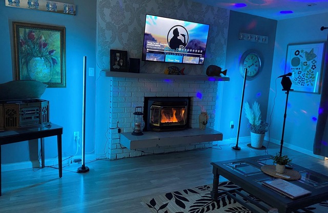 Impeccable Cleanliness Family & Pet Friendly Large Deck House Near YYJ & Ferry