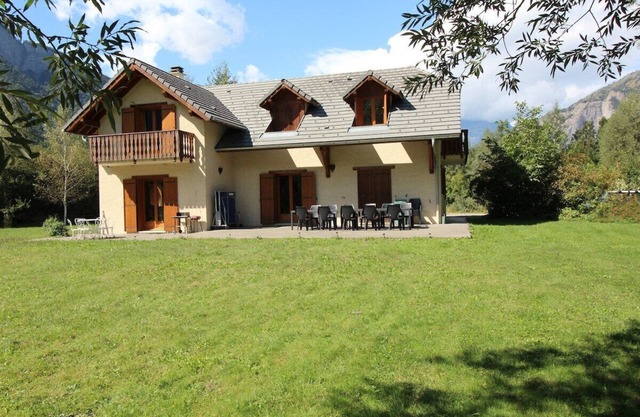 IMPRESSIVE HOUSE IN BOURG D’OISANS - SLEEPS 14