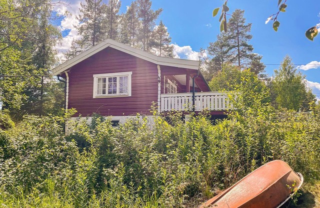 In a dreamlike location on the lake, this cozy wooden house near Granli welcomes you.