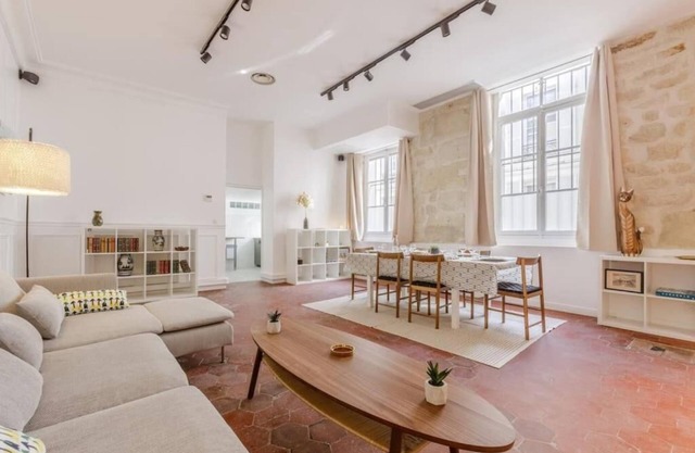 In a remarkable 17th cent building,less than 2 minute walk from Place des Vosges