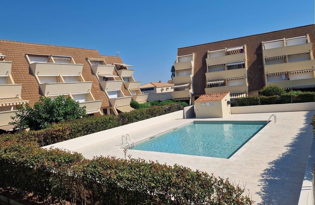 In a residence with a swimming-pool and direct access to the beach
