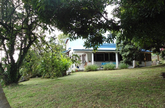 IN A TREATED VILLA, A COMFORTABLE PRIVATE APARTMENT, SUPERB SEA/MOUNTAIN VIEW