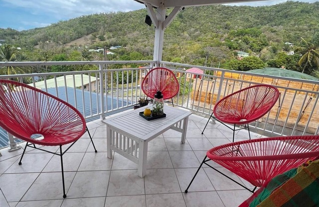 In DESHAIES, 500 m walk to the beach of Riflet - Family house