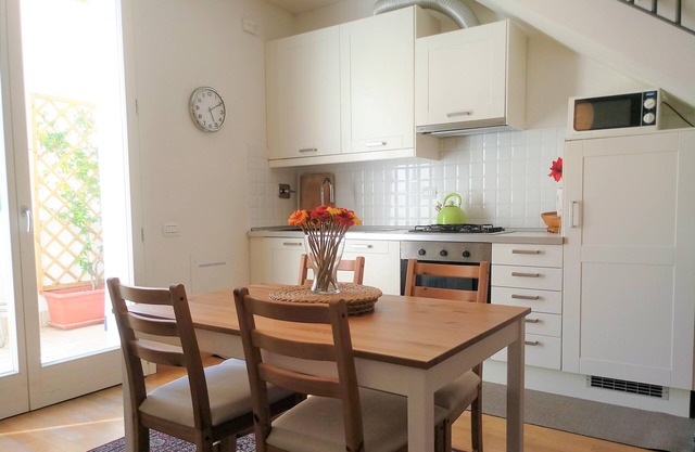 In Florence, sunny and beautiful two-story flat, well connected to the center