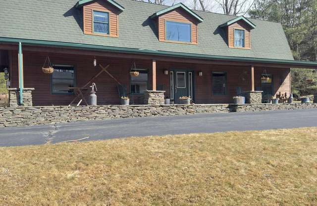 IN-GROUND POOL & FIREPIT, SLEEPS 10, BY LAKE WALLENPAUPACK