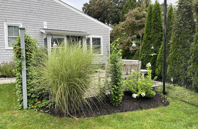 In heart of Historic Narragansett Pier, easy walk to beach, restaurants & shops!