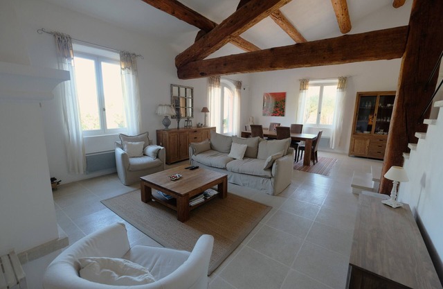 In Roussillon, beautiful and charming villa with swimming pool and nice View