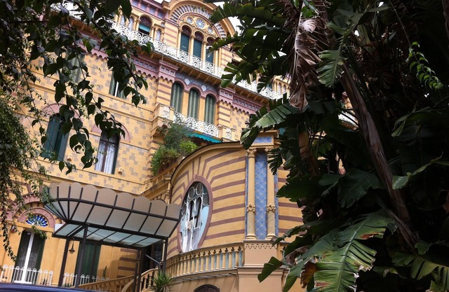 In the drawing room of Naples