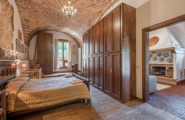 In the heart of Tuscany, this charming stone house with vaulted ceilings awaits you.